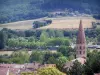 Cluny - Campanile della chiesa di Saint-Marcel, tetti di case, campi e alberi