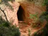 Colorado provençal - Entrée de la grotte d'une falaise d'ocre (anciennes carrières d'ocre de Rustrel)