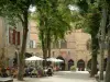 Cordes-sur-Ciel - Platz Bride, Terrasse eines Restaurants, Bäume, Haus Prunet das das Museum Art des Zuckers birgt und Haus Grand Fauconnier das das Rathaus schützt, sowie das Museum Yves-Brayer (Fassaden gotischen Stiles)