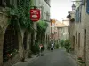 Cordes-sur-Ciel - Abfallende gepflasterte Gasse, Haus Grand Ecuyer das ein Hotel und ein Restaurant beherbergt und Wohnhäuser aus Stein der mittelalterlichen Stätte