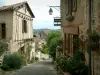 Cordes-sur-Ciel - Abfallende gepflasterte Strasse und ihre mit Blumen und Pflanzen dekorierten Häuser