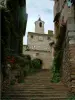 Cordes-sur-Ciel - Gasse in Treppenform, umgeben mit Blumen und Pflanzen, die zur Tür Horloge führt