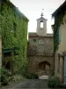 Cordes-sur-Ciel - Gepflasterte Gasse, Häuser bedeckt mit Efeu und Tür Horloge