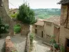 Cordes-sur-Ciel - Gepflasterte Gassen und Häuser der mittelalterlichen Stätte mit Blick auf die Umgebungen