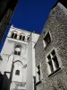 Die - Glockenturm der Kathedrale Notre-Dame und Fassade einer alten Residenz in der Altstadt