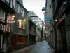 Dinan - Ruelle pavée pittoresque bordée de vieilles maisons avec restaurants et petits commerces
