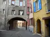 Embrun - Maisons, rue et passage voûté de la vieille ville