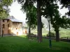 Embrun - Jardin de l'Archevêché (pelouse, arbres, lampadaires, banc) avec vue sur la vallée de la Durance