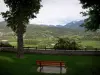 Embrun - Banc du jardin de l'Archevêché avec vue sur la vallée de la Durance et les montagnes aux cimes enneigées