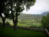 Embrun - Jardin de l'Archevêché avec vue sur la vallée de la Durance et les montagnes aux cimes enneigées
