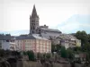 Embrun - Vieille ville perchée sur son roc : clocher de la cathédrale Notre-Dame-du-Réal, immeubles et maisons