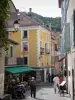 Gap - Alley in de oude stad waar zich huizen met kleurrijke gevels