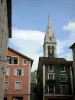 Gap - Klokkentoren van de Notre-Dame-et-Saint-Arnoux en huizen in de oude stad