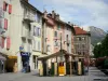 Gap - Casas con fachadas de colores de la vieja ciudad