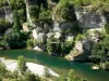 Gargantas del Tarn - Parque Nacional de Cévennes: Vista de las casas del pueblo se encuentra entre el río Tarn y Castelbouc acantilados de piedra caliza, la ciudad de Sainte-Enimie