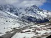 Hautes-Alpes Landschaften - Strasse führend zum Pass Lautaret und Berge bestreut mit Schnee; im Nationalpark Écrins