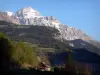 Hautes-Alpes Landschaften - Dévoluy-Massiv: Häuser, Bäume und Berg