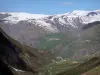 Hautes-Alpes Landschaften - Nationalpark Écrins (Écrins-Massiv): Berggipfel mit Schnee, Weiler und Wiesen