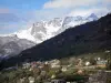 Hautes-Alpes Landschaften - Chalets, Bäume und schneebedeckter Berg, in Briançon