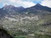 Hautes-Alpes Landschaften - Tal der Durance: Fluss Durance, Bäume, Dorf und Berge