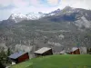 Hautes-Alpes Landschaften - Chalets mit Blick auf das Gebirge