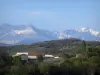 Hautes-Alpes Landschaften - Bauernhof umgeben von Bäumen und Gebirge