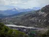 Hautes-Alpes Landschaften - Fluss, Häuser, Wiesen und Berge