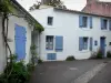 Île de Noirmoutier - Noirmoutier-en-l'Île : maisons blanches aux volets bleus 