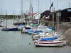 Île de Noirmoutier - Noirmoutier-en-l'Île : port avec ses bateaux amarrés 