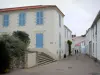 Île de Noirmoutier - Noirmoutier-en-l'Île : ruelle bordée de maisons blanches