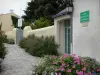 Île de Noirmoutier - Noirmoutier-en-l'Île : ruelle pavée agrémentée de fleurs