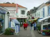Île de Noirmoutier - Noirmoutier-en-l'Île : ruelle bordée de maisons et de commerces