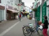 Île de Noirmoutier - Noirmoutier-en-l'Île : ruelle bordée de maisons et de commerces