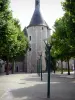 Issoudun - Belfry (porta della città vecchia, un tempo prigione) e piazza con alberi e lampioni