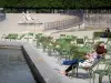 Jardin des Tuileries - Pause détente sur les chaises du jardin, au bord du bassin octogonal