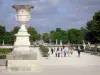 Jardin des Tuileries - Vue sur la grande allée jalonnée de sculptures et l'un des bassins du jardin