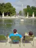 Jardin des Tuileries - Pause repos sur les chaises au bord de l'eau