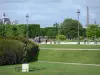 Jardin des Tuileries - Espaces verts du parc avec vue sur la tour Eiffel