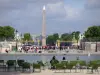 Jardin des Tuileries - Bassin octogonal entouré de chaises avec vue sur l'obélisque de la place de la Concorde et l'Arc de Triomphe