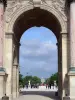 Jardin des Tuileries - Arche de l'arc de triomphe du Carrousel avec vue sur le jardin des Tuileries