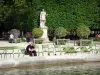 Jardin des Tuileries - Chaises au bord de l'eau propices à la détente