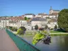 Joigny - Blumengeschmückte Brücke überspannt den Fluss Yonne mit Blick auf die Häuser der Altstadt und den Glockenturm der Kirche Saint-Jean