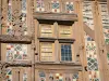 Joigny - Geschnitzte Holztafeln und Keramikfliesen schmücken die Fassade des Maison du Pilori