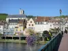 Joigny - Glockenturm der Kirche Saint-Thibault und Häuser der Altstadt von der Brücke über die Yonne aus gesehen