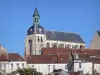 Joigny - Glockenturm der Kirche Saint-Jean und Häuser der Altstadt
