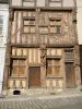 Joigny - Maison du Pilori mit seiner Fassade, die mit geschnitzten Holztafeln und Keramikfliesen verziert ist