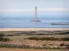 Kap Hague - Strasse der Kaps: Leuchtturm im Meer (die Manche) Kühe auf der Wiese;
Landschaft der Halbinsel Cotentin