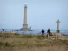 Kap Hague - Strasse der Kaps: Leuchtturm im Meer (die Manche), Bildstock, Fahrradfahrer, hohe Gräser; Landschaft der Halbinsel Cotentin