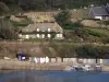 Küstengebiet Cotentin - Strasse der Kaps: Häuser überragend das Meer (die Manche), festgebundene Boote; Landschaft der Halbinsel Cotentin