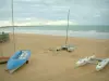 Küstengebiet der Loire-Atlantique - Sandstrand mit Booten, Meer (Atlantischer Ozean) und gewittriger Himmel